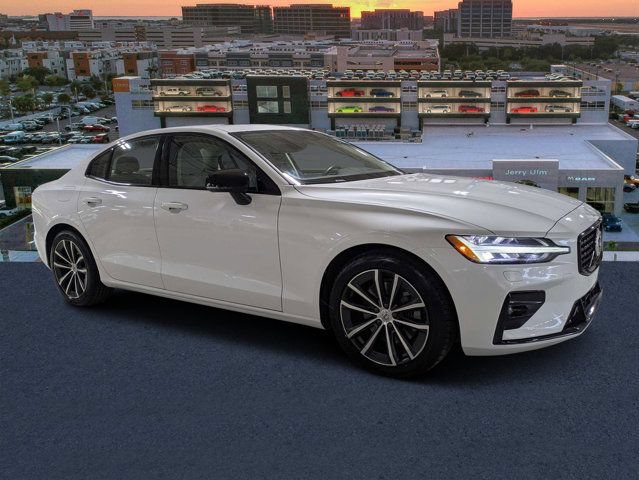 Used 2022 Volvo S60 B5 Momentum w/ Premium Package FWD image 1