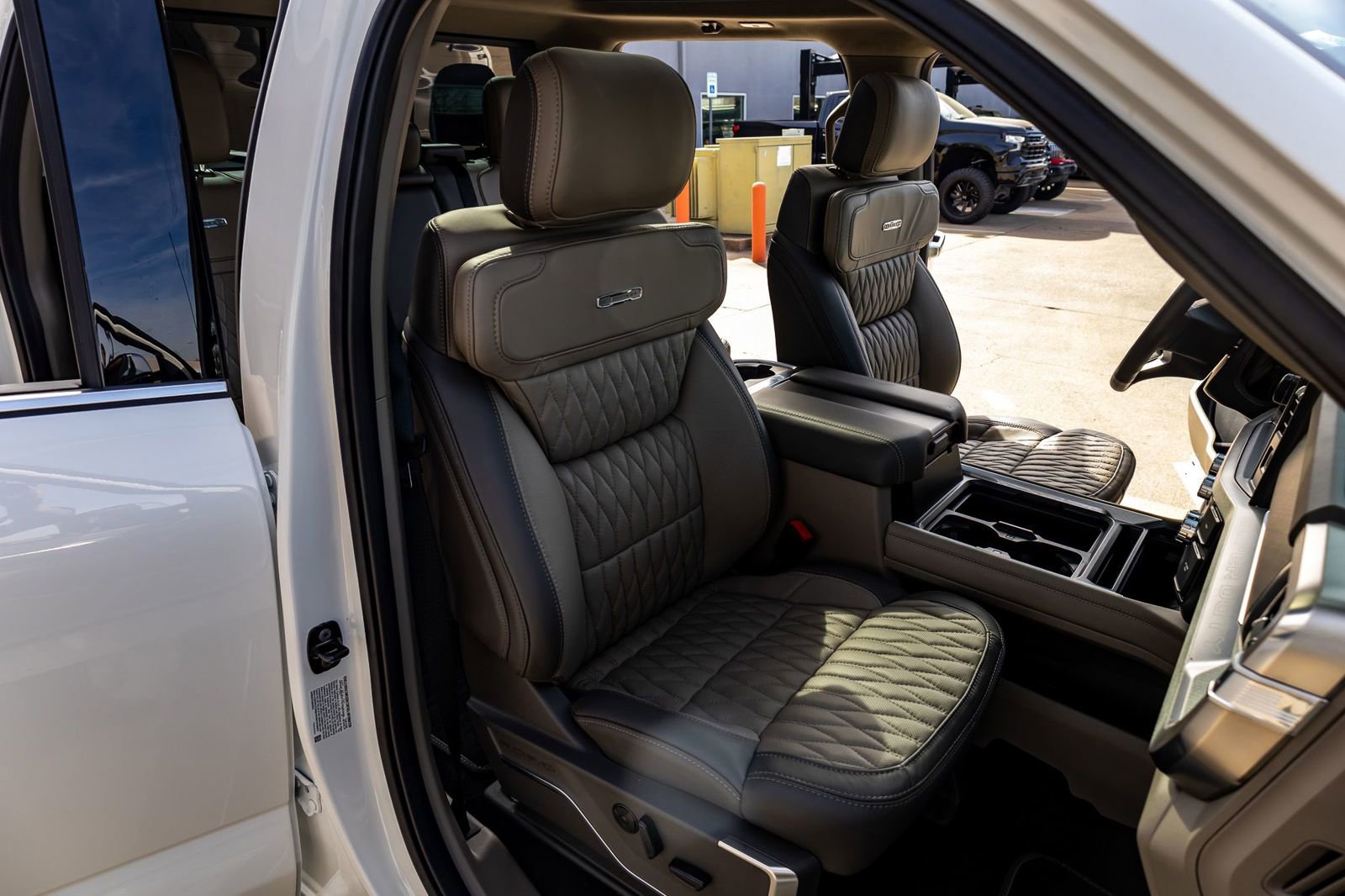 Used 2025 Ford F450 Platinum w/ Platinum Plus Package image 30