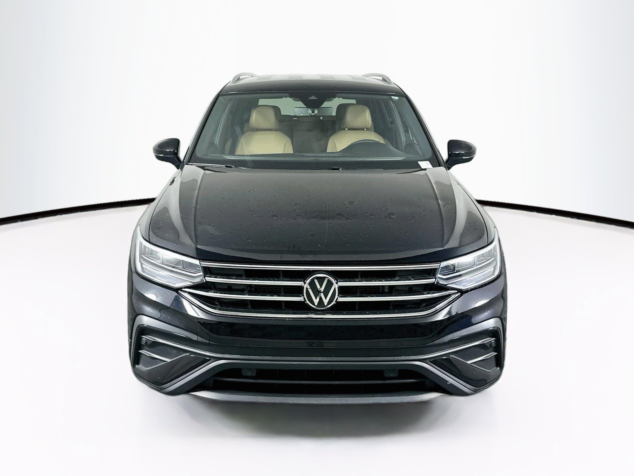 Used 2023 Volkswagen Tiguan SE FWD image 2