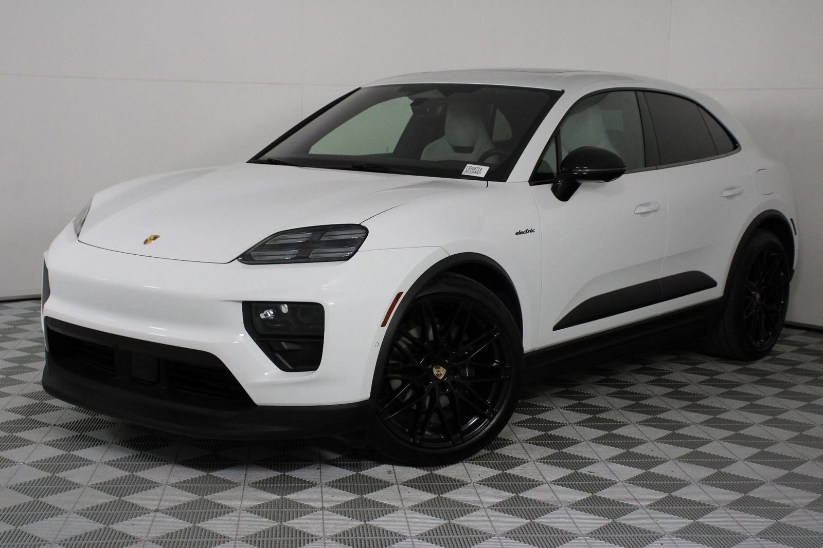 Certified 2025 Porsche Macan Electric image 33