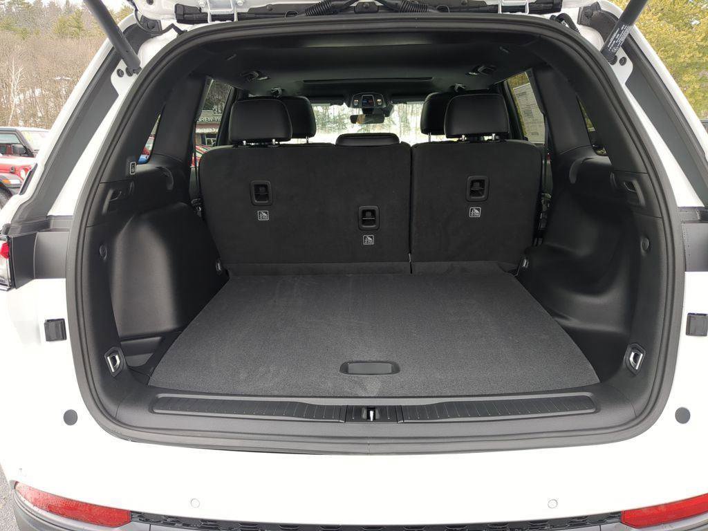 New 2026 Jeep Grand Cherokee Altitude image 18