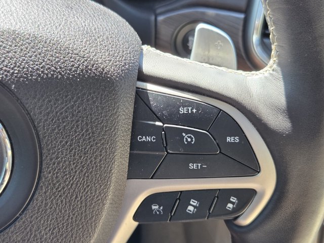 Used 2017 Jeep Grand Cherokee Overland w/ Jeep Active Safety Group AWD/4WD image 22
