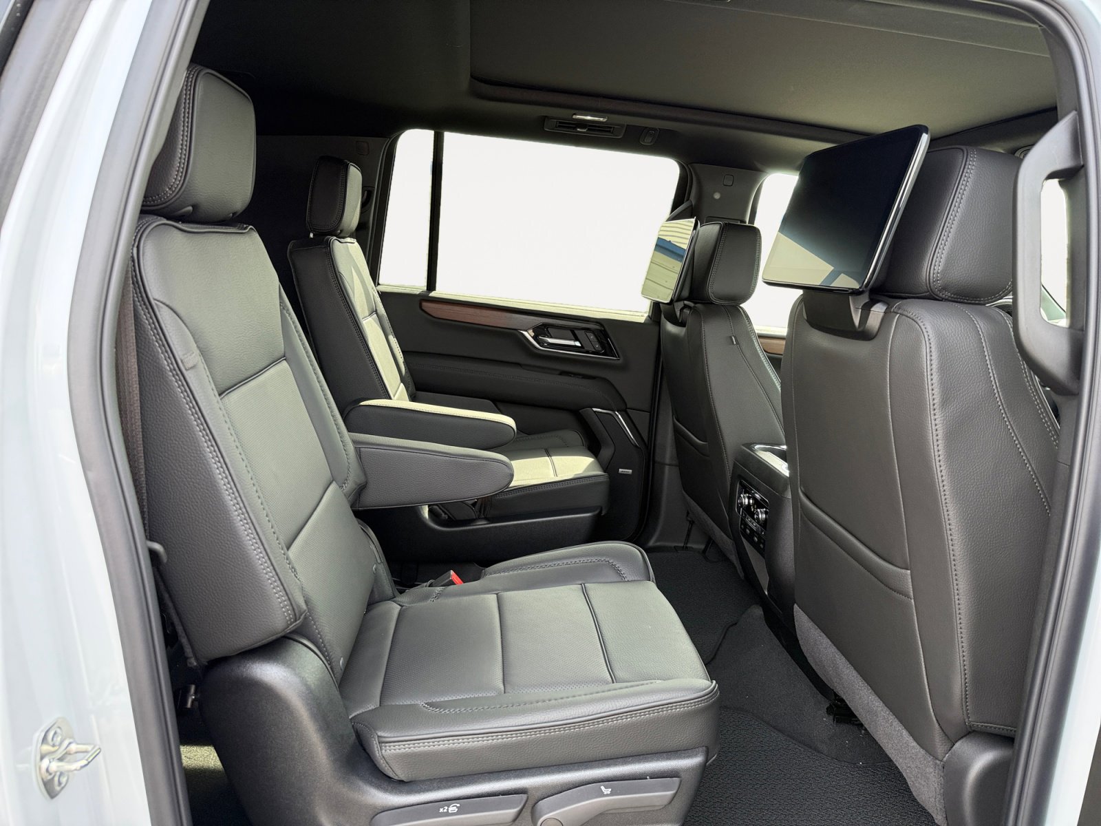 New 2026 GMC Yukon XL Denali w/ Denali Reserve Package image 18