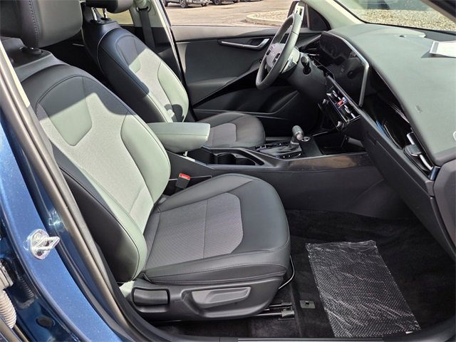 Certified 2025 Kia Niro EX image 14