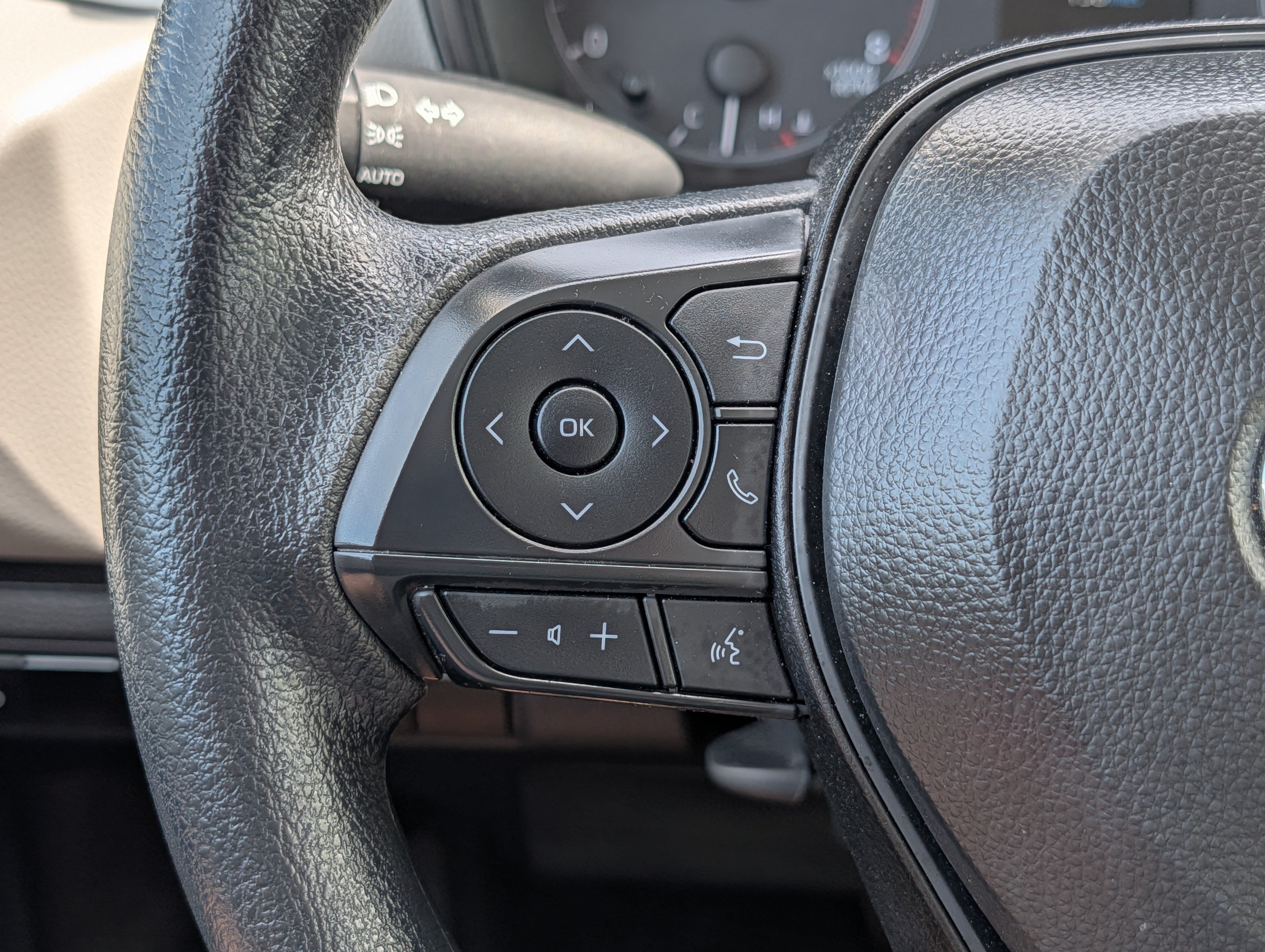 Used 2025 Toyota Corolla LE w/ LE Premium Package FWD image 31