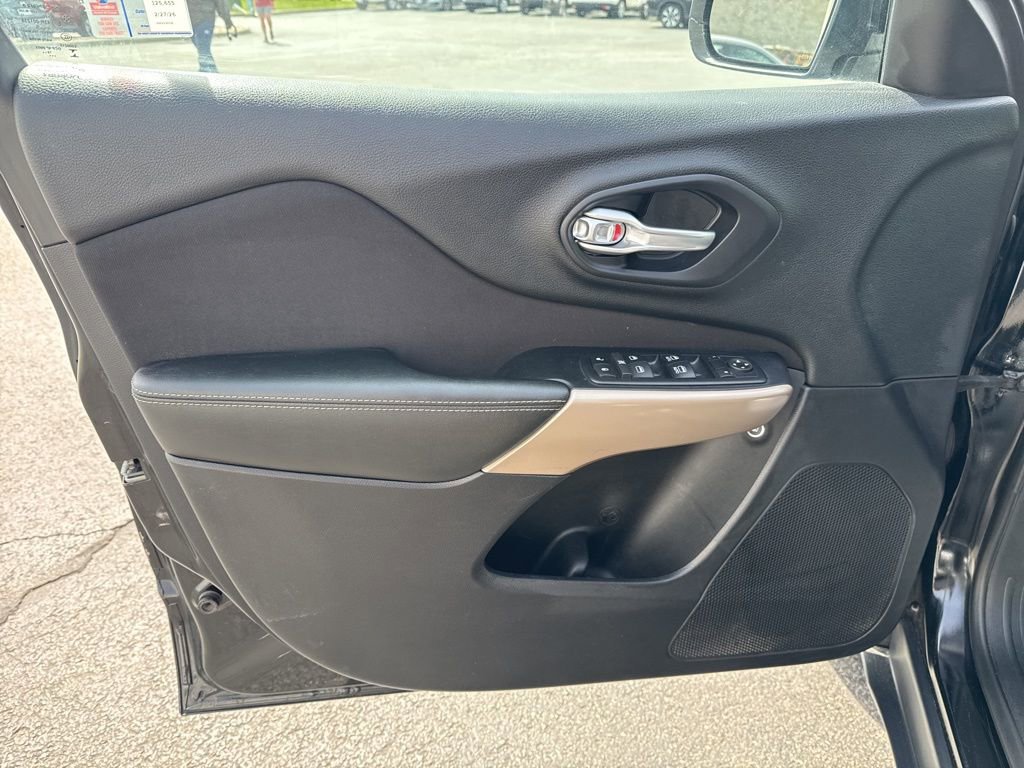 Used 2017 Jeep Cherokee Latitude w/ Cold Weather Group FWD image 30
