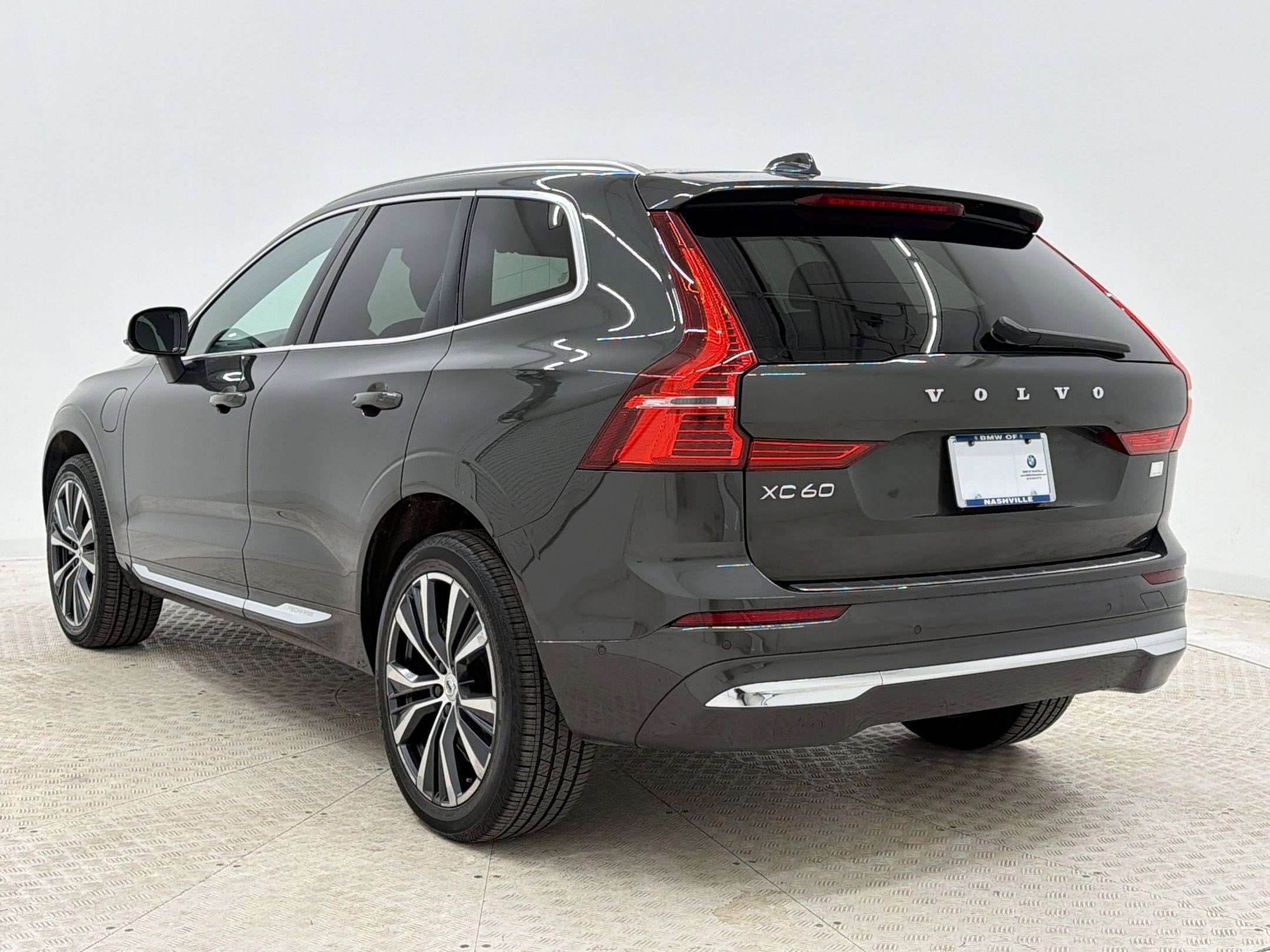 Used 2022 Volvo XC60 T8 Inscription Expression w/ Advanced Package AWD/4WD image 3