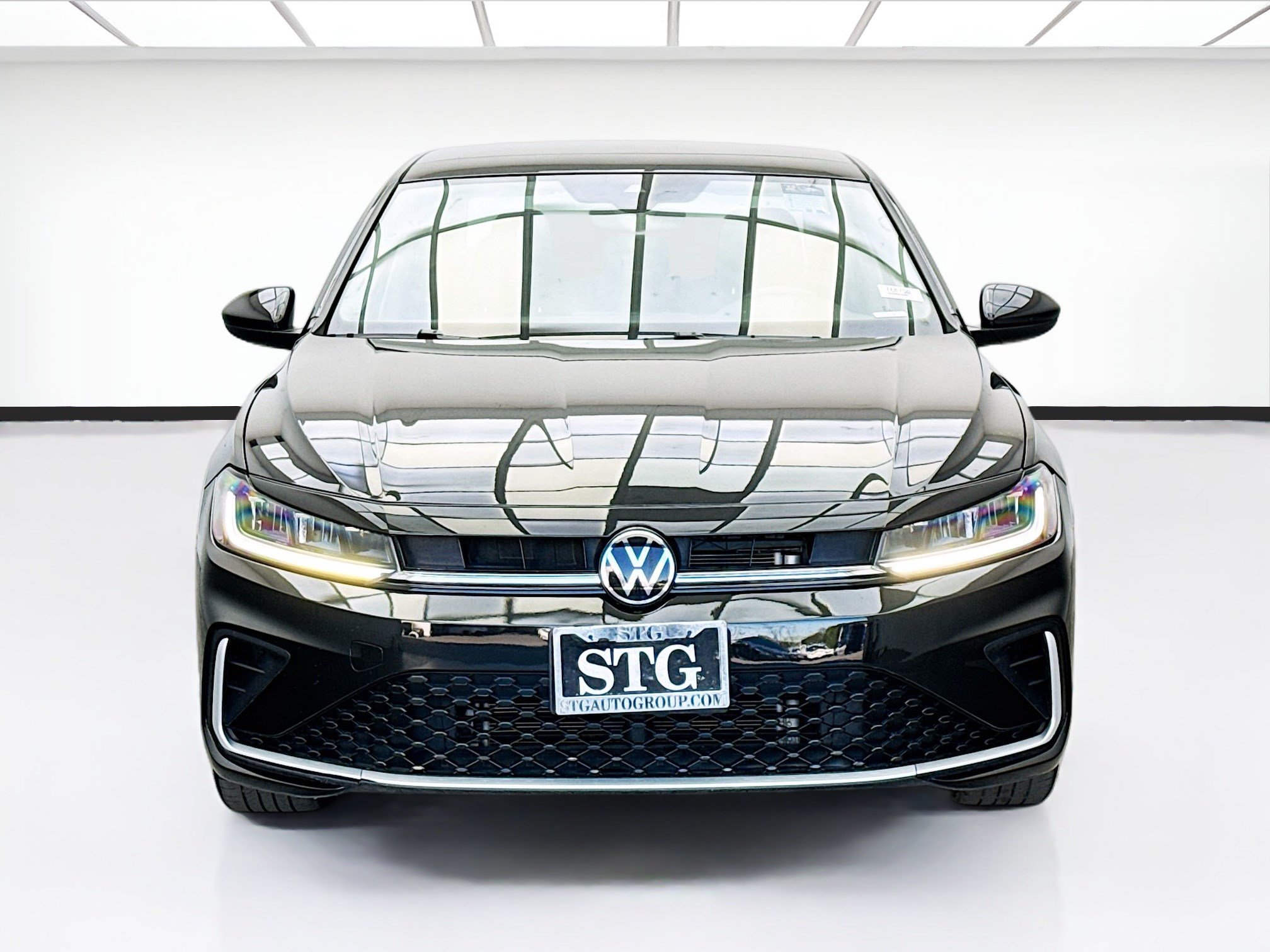 Used 2025 Volkswagen Jetta SE FWD image 2