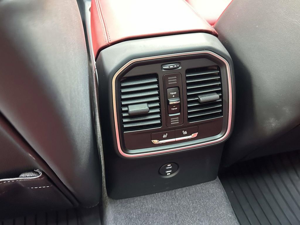 Used 2025 Porsche Macan AWD/4WD image 14