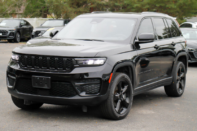 Used 2024 Jeep Grand Cherokee Altitude AWD/4WD image 13