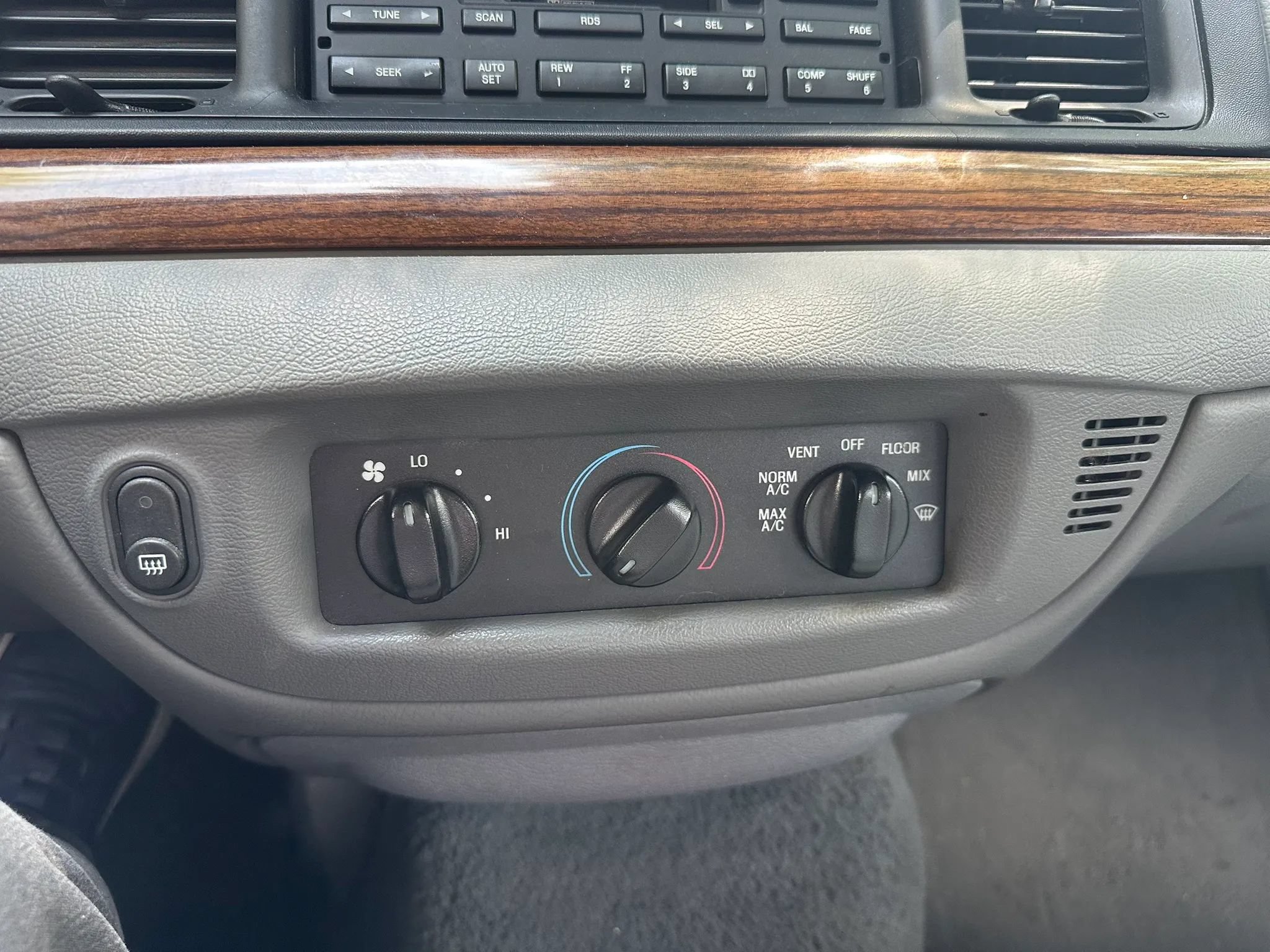 Used 2005 Ford Crown Victoria RWD image 23