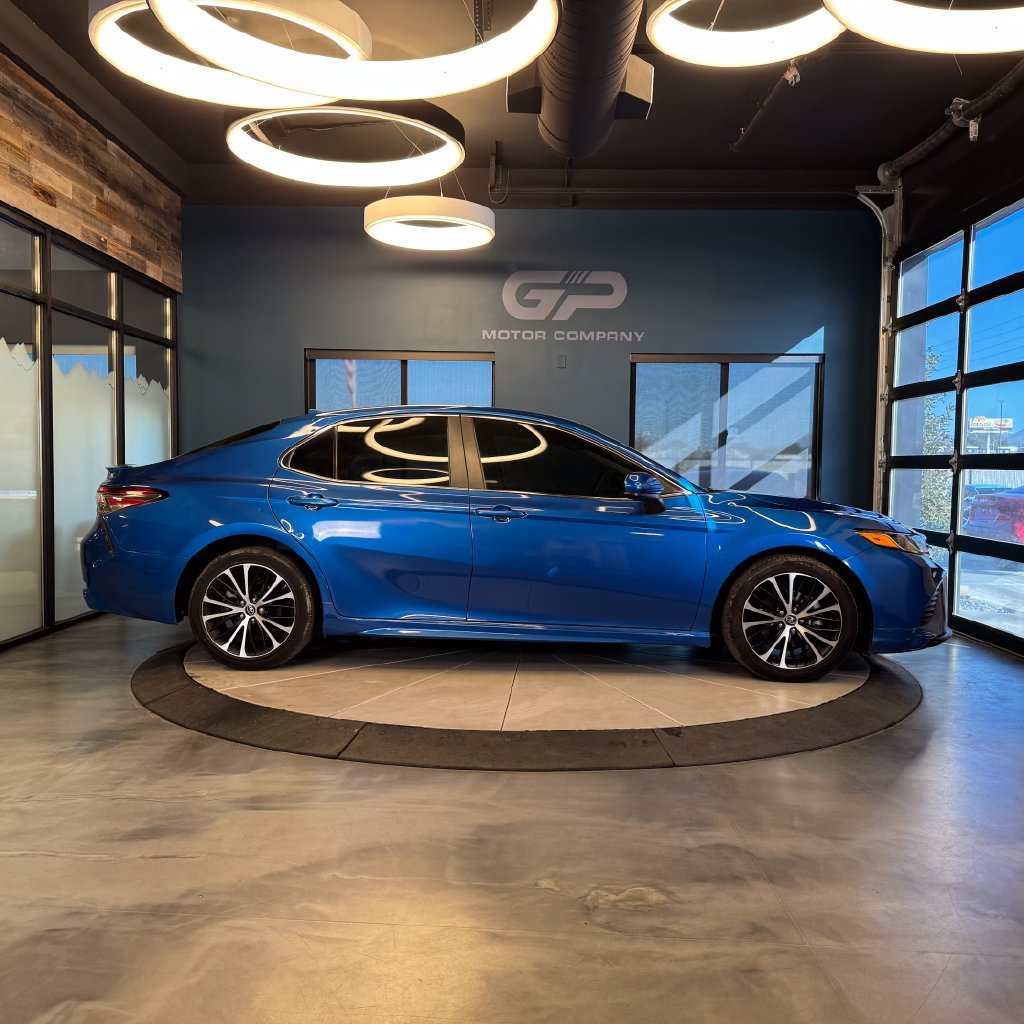 Used 2019 Toyota Camry SE FWD image 2