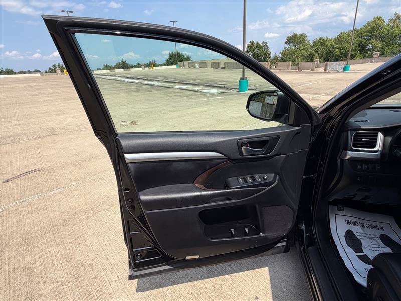 Used 2019 Toyota Highlander XLE AWD/4WD image 28
