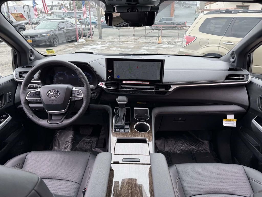 Used 2025 Toyota Sienna Platinum image 18