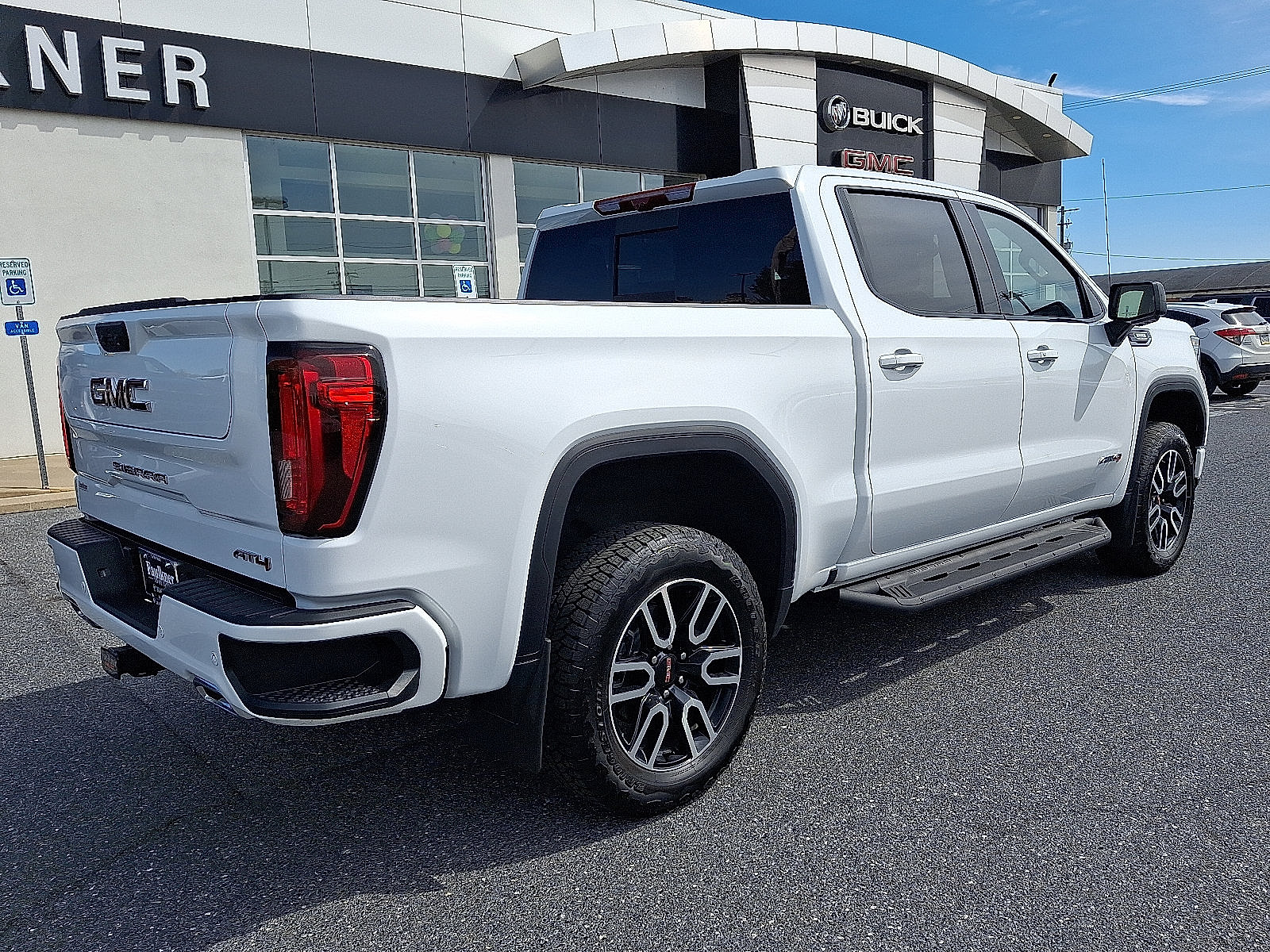 Used 2025 GMC Sierra 1500 AT4 w/ Technology Package AWD/4WD image 6
