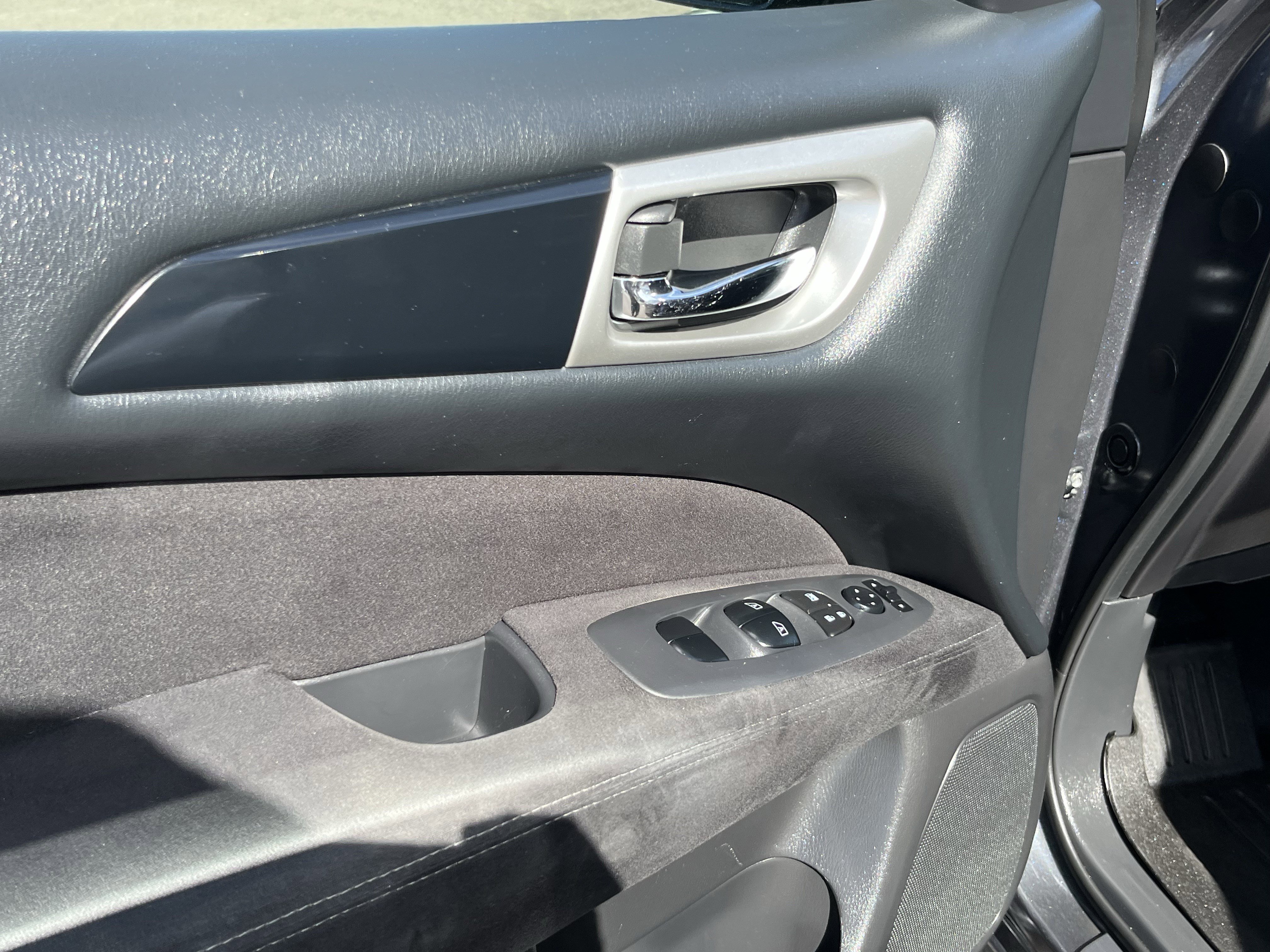 Used 2014 Nissan Pathfinder SV image 17