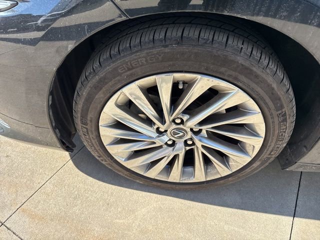 Used 2022 Lexus ES 350 Ultra Luxury w/ Accessory Package 2 image 11