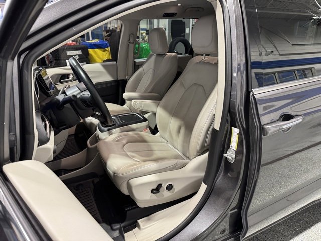 Used 2021 Chrysler Pacifica Touring-L image 25