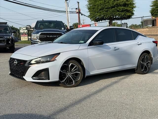 Used 2023 Nissan Altima 2.5 SR AWD/4WD image 2