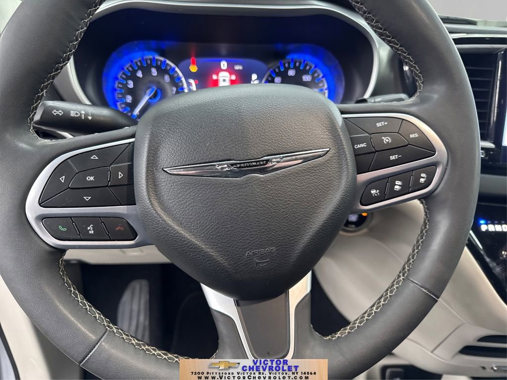 Used 2024 Chrysler Pacifica Touring-L image 25