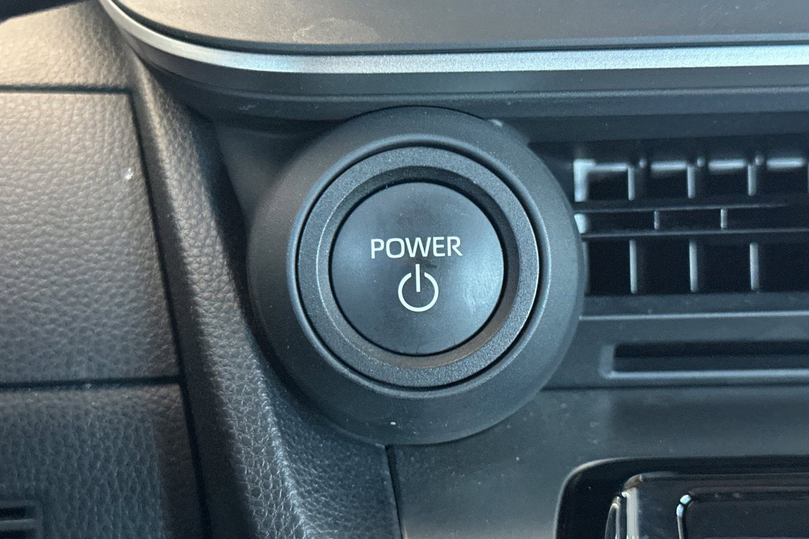 Used 2025 Toyota Prius LE image 25