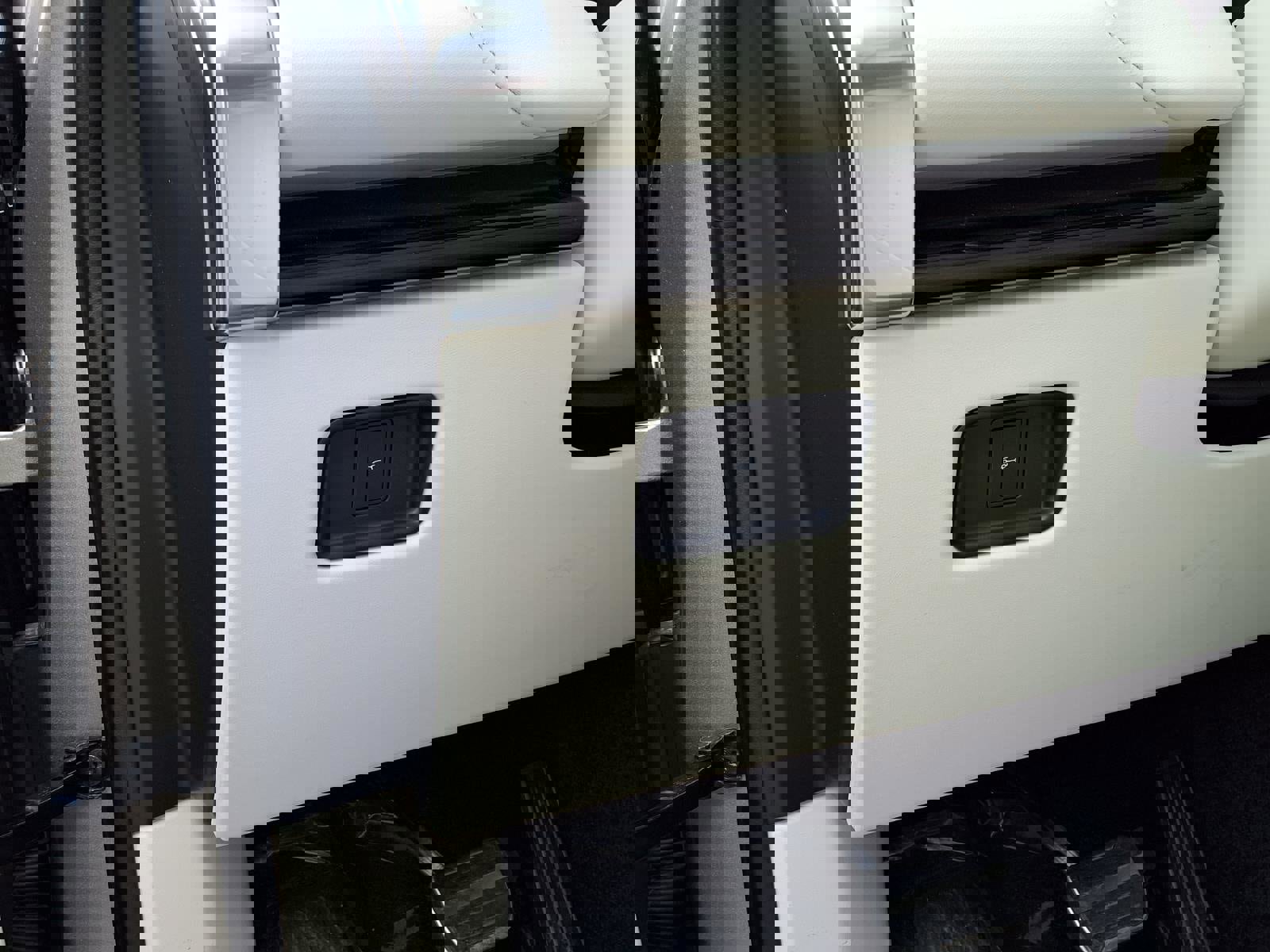 New 2026 Land Rover Range Rover Long Wheelbase SE image 14