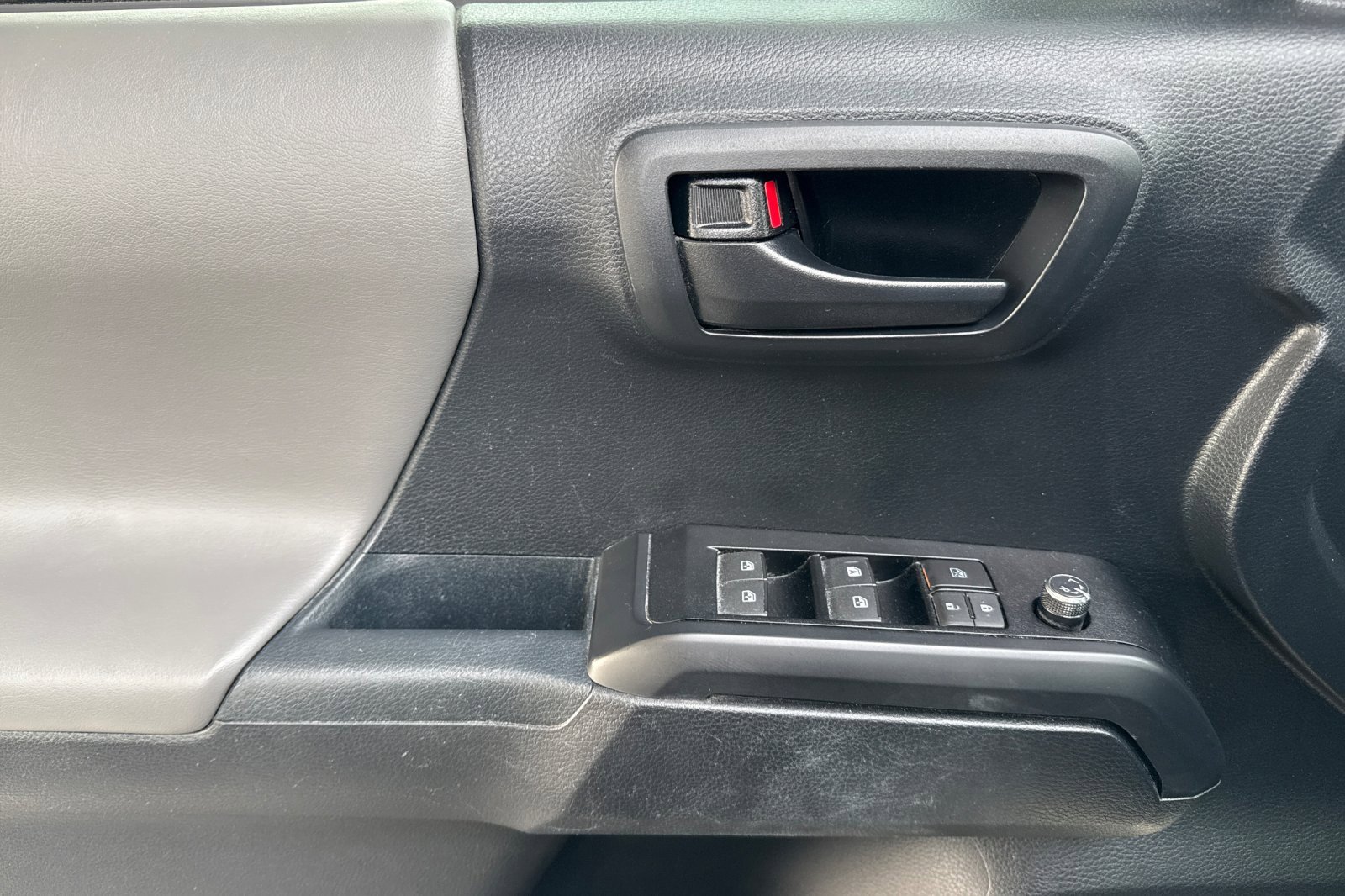 Used 2018 Toyota Tacoma SR image 12