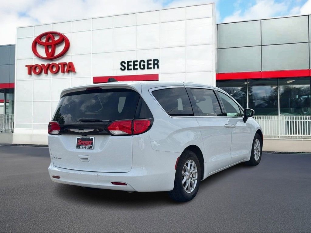 Used 2023 Chrysler Voyager LX FWD image 3