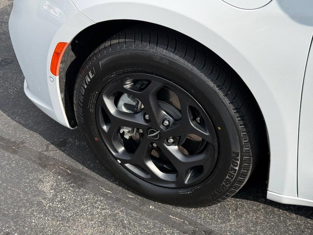 Used 2024 Chrysler Pacifica Limited FWD image 14