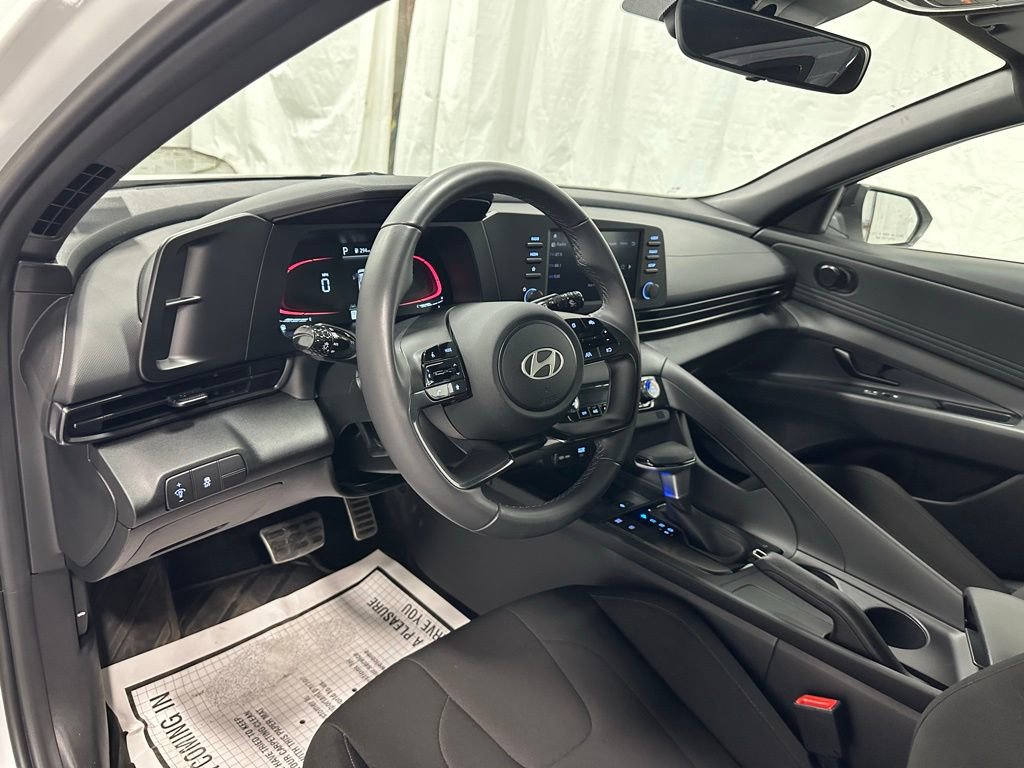 Used 2025 Hyundai Elantra Sport image 14