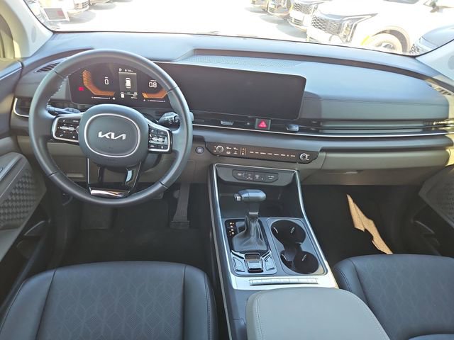 Used 2025 Kia Carnival EX image 8