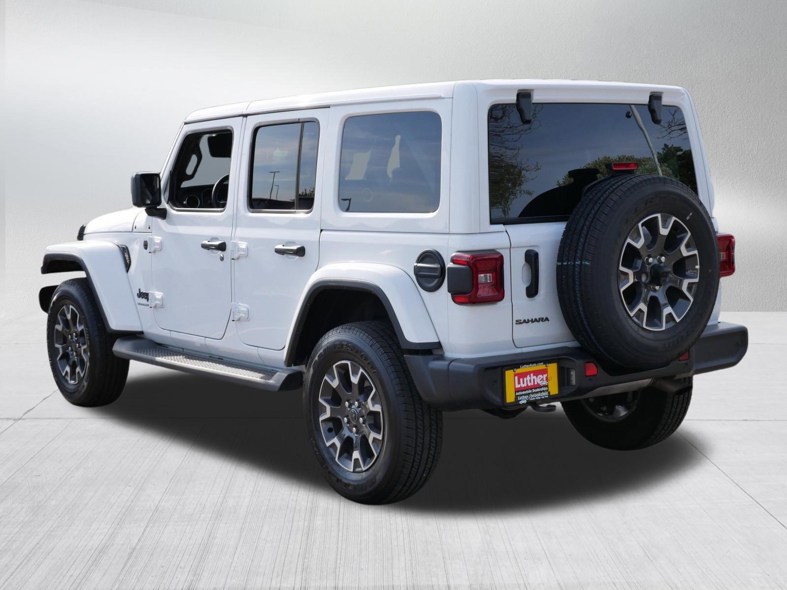 Used 2025 Jeep Wrangler Unlimited Sahara w/ Safety Group AWD/4WD image 5