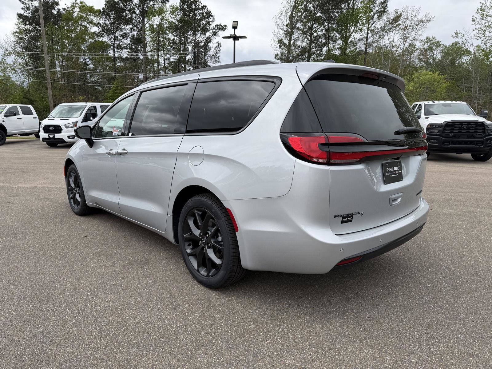 New 2026 Chrysler Pacifica Limited w/ S Appearance Package image 6