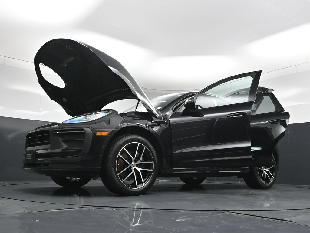 Certified 2025 Porsche Macan AWD/4WD image 37