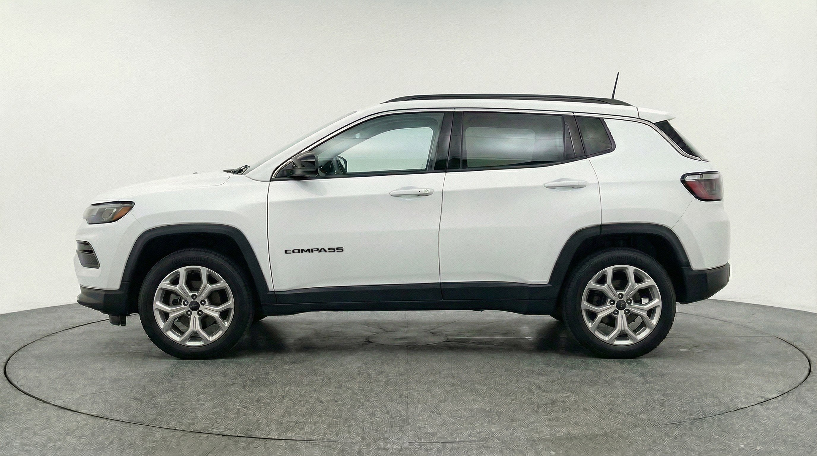 Used 2025 Jeep Compass Latitude image 5