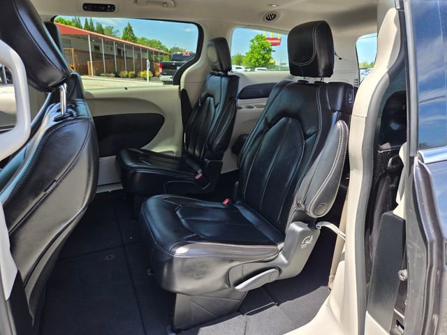 Used 2023 Chrysler Pacifica Touring-L FWD image 12