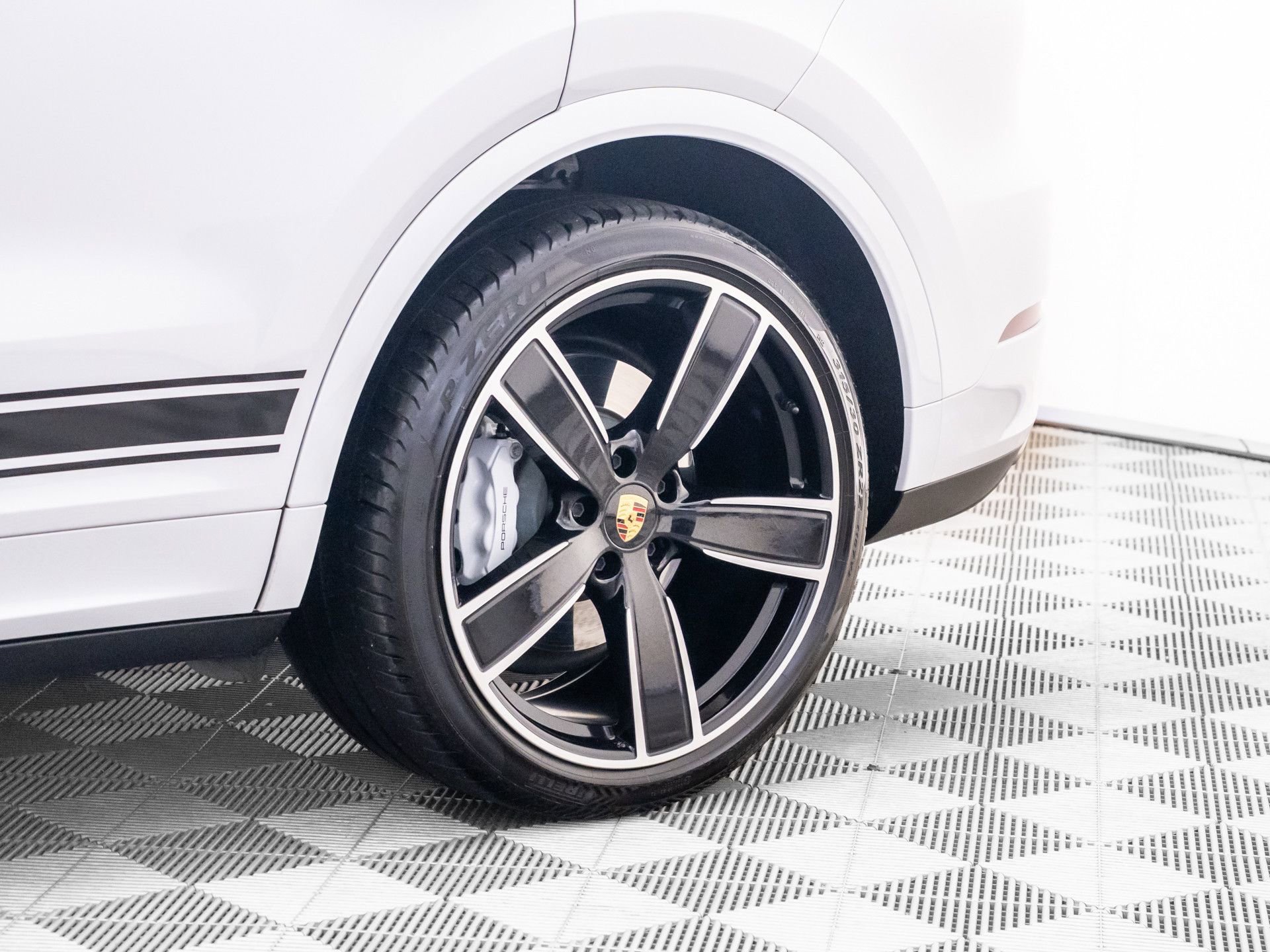 Certified 2023 Porsche Cayenne Turbo AWD/4WD image 36
