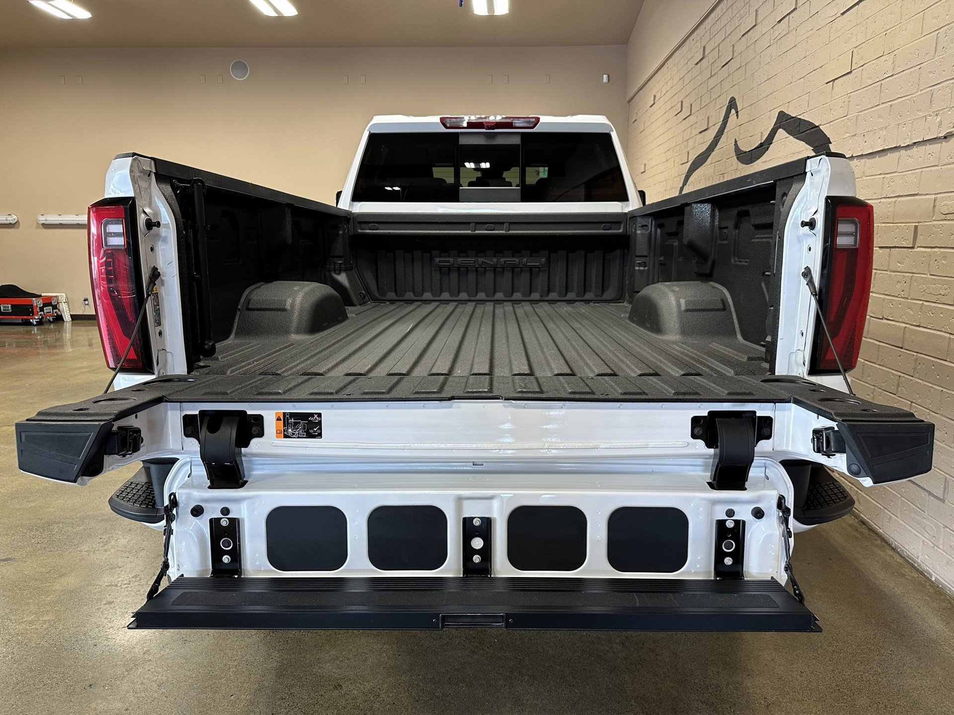 Used 2024 GMC Sierra 3500 Denali image 8