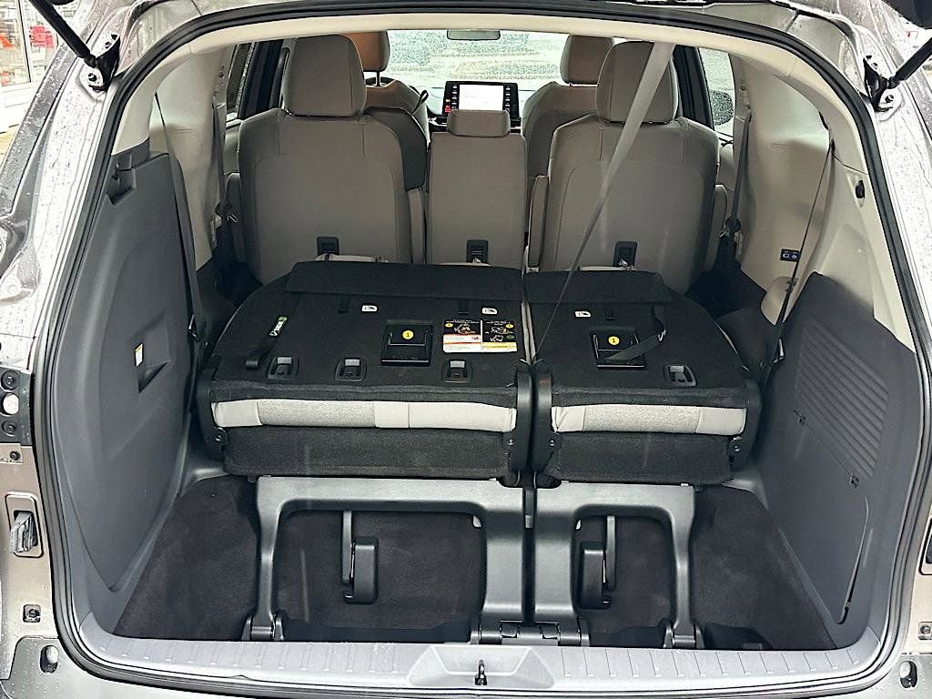 Certified 2023 Toyota Sienna LE AWD/4WD image 9