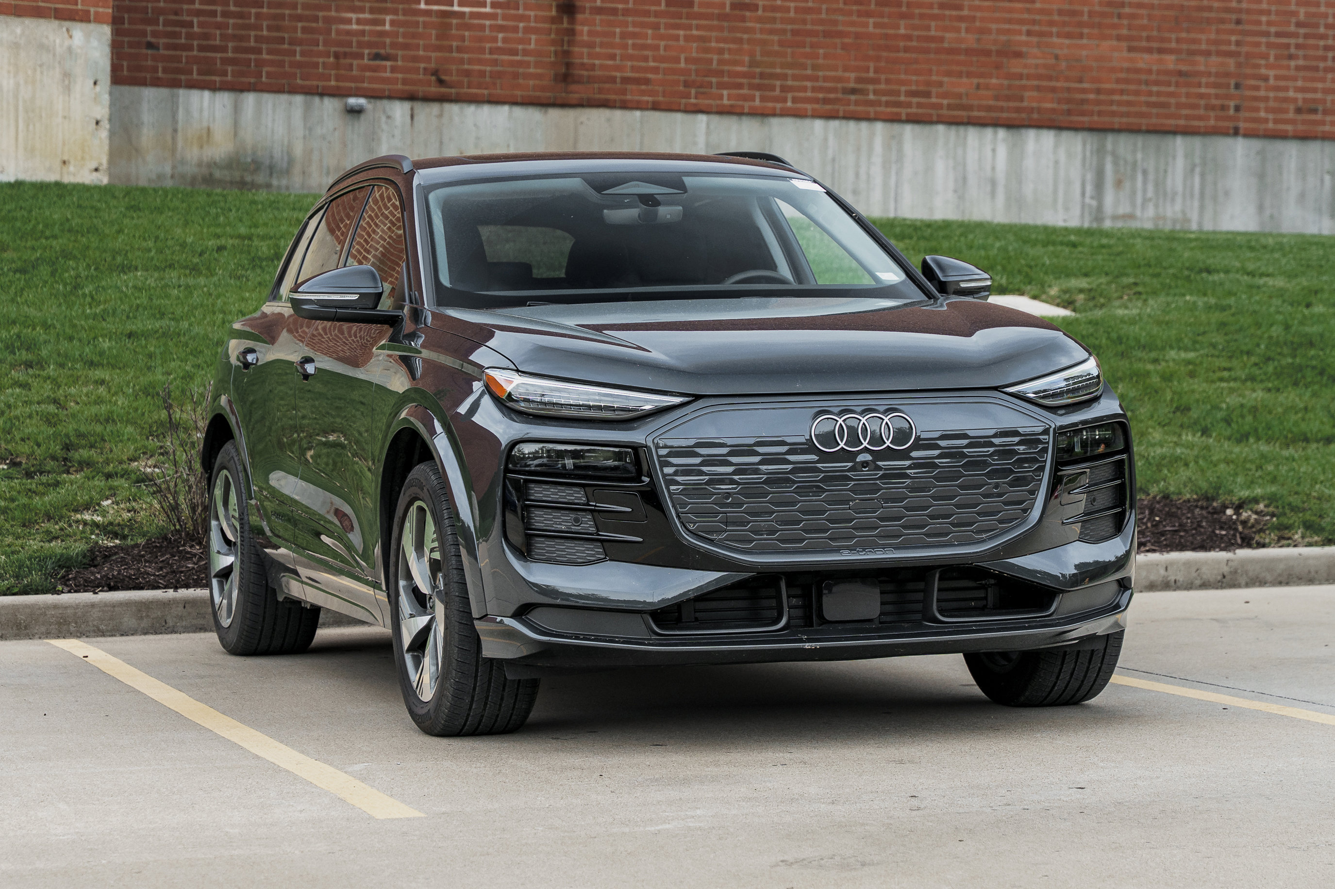 Used 2025 Audi Q6 e-tron Premium Plus w/ Premium Plus AWD/4WD image 2