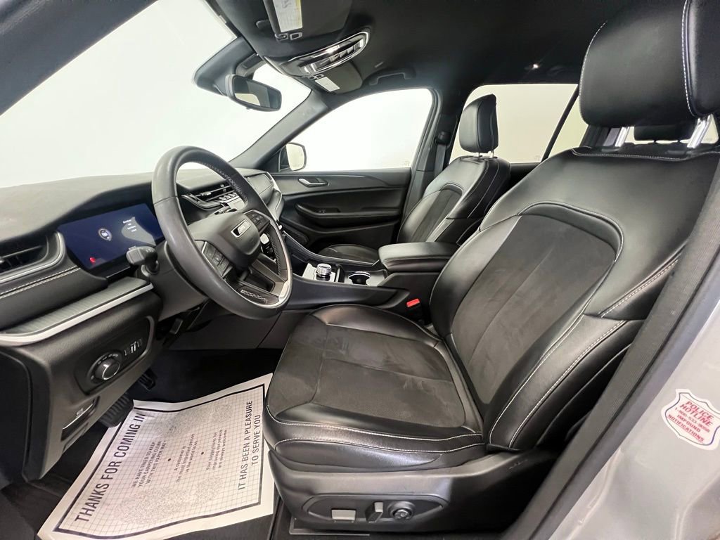 Used 2024 Jeep Grand Cherokee Altitude image 4