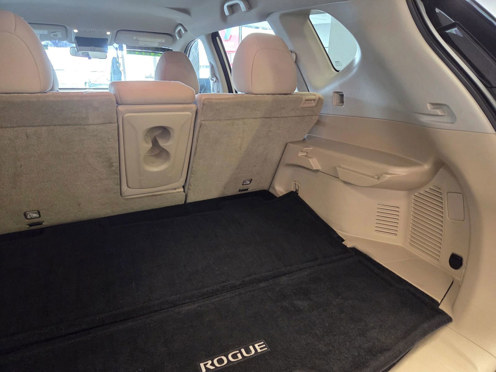 Used 2017 Nissan Rogue SV w/ SV Premium Package image 45