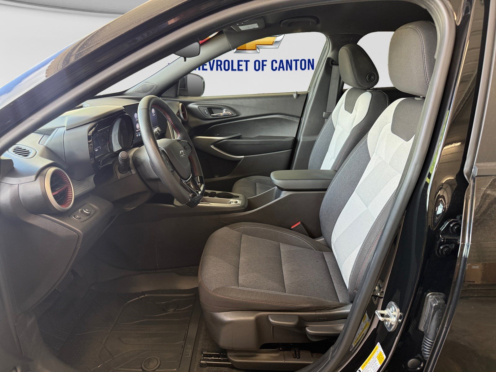 Used 2025 Chevrolet Trax RS w/ Driver Confidence Package FWD image 9
