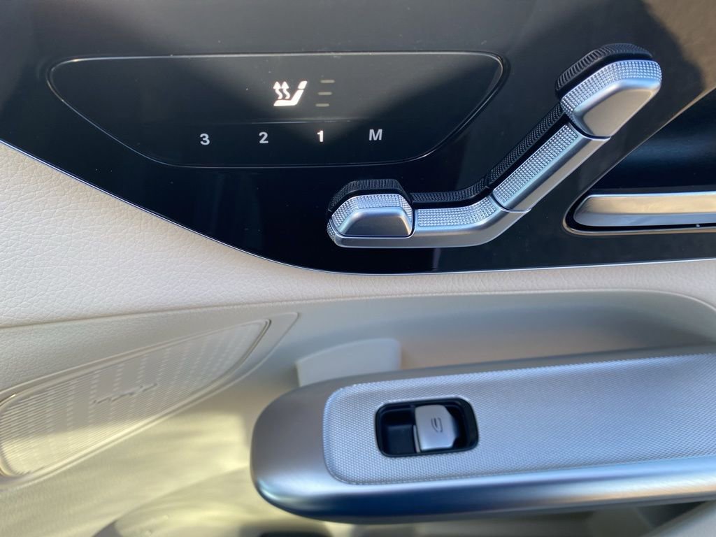 Used 2024 Mercedes-Benz GLC 300 4MATIC image 12