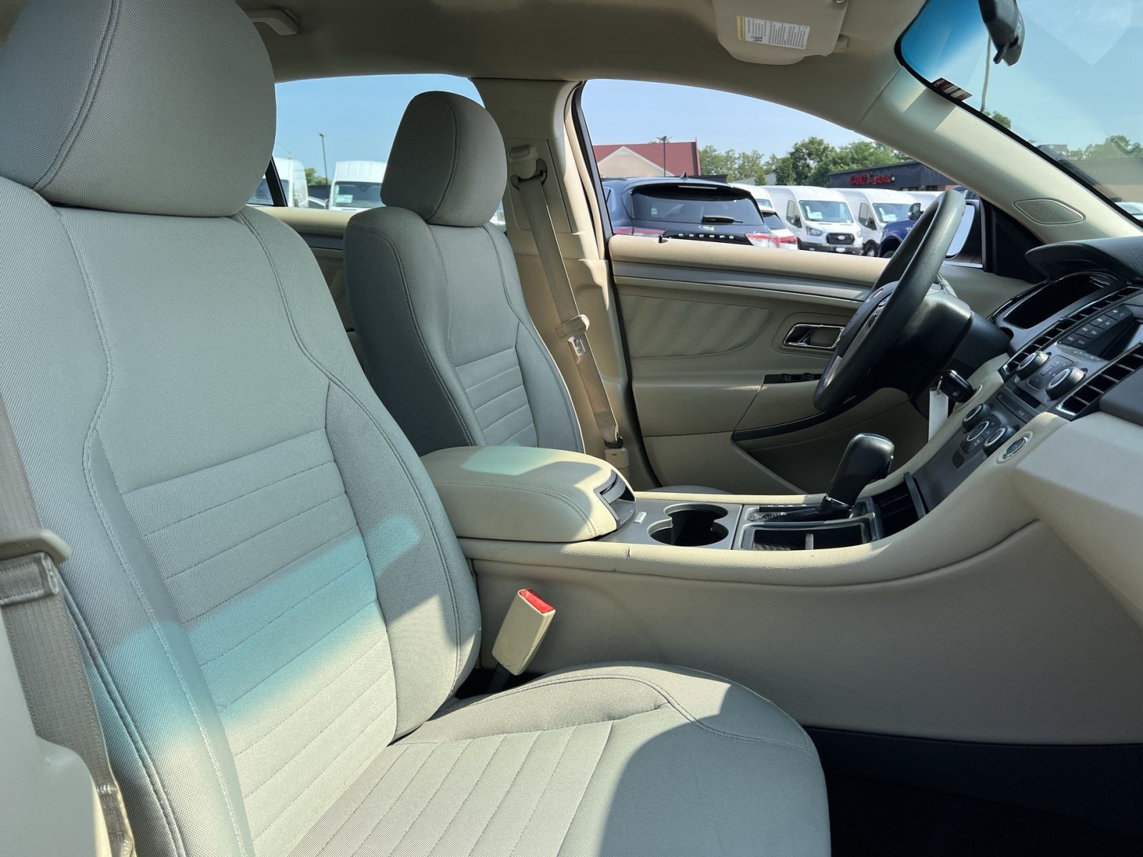 Used 2015 Ford Taurus SE FWD image 25
