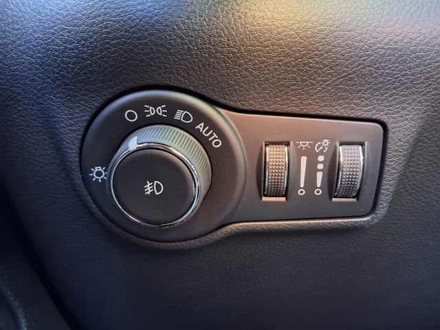 New 2025 Jeep Compass Latitude w/ Sun & Sound Group image 21