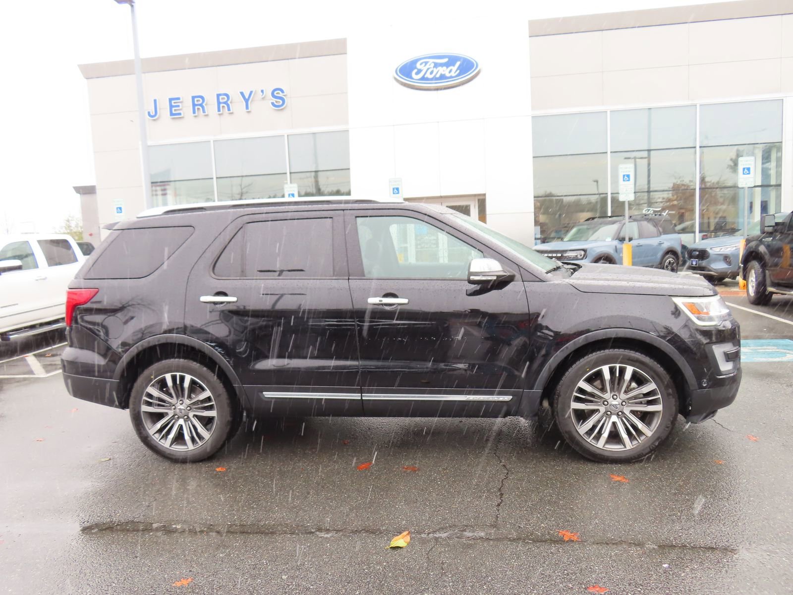 Used 2017 Ford Explorer Platinum image 4