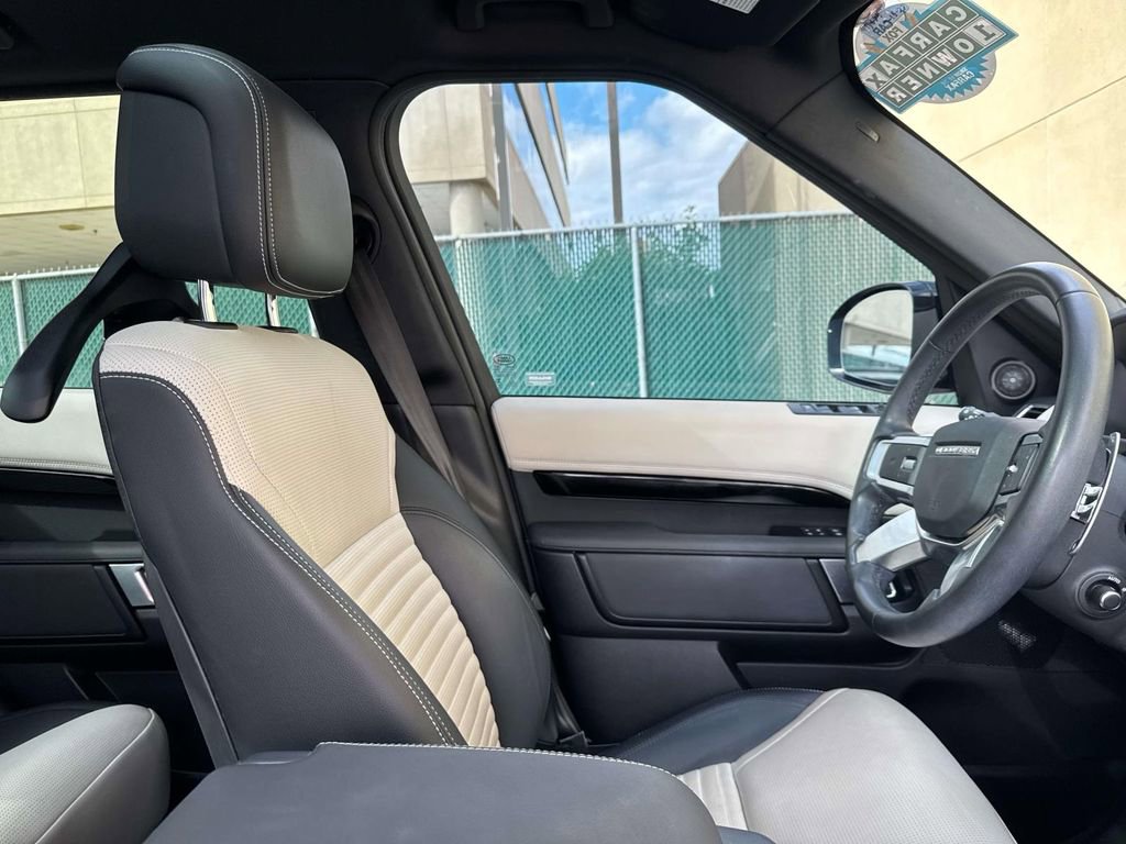 Used 2023 Land Rover Discovery S R-Dynamic image 16