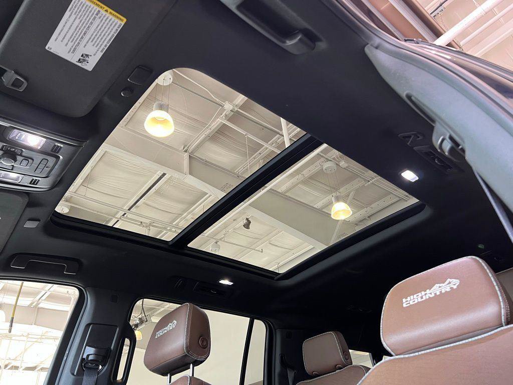 Used 2024 Chevrolet Suburban High Country AWD/4WD image 23