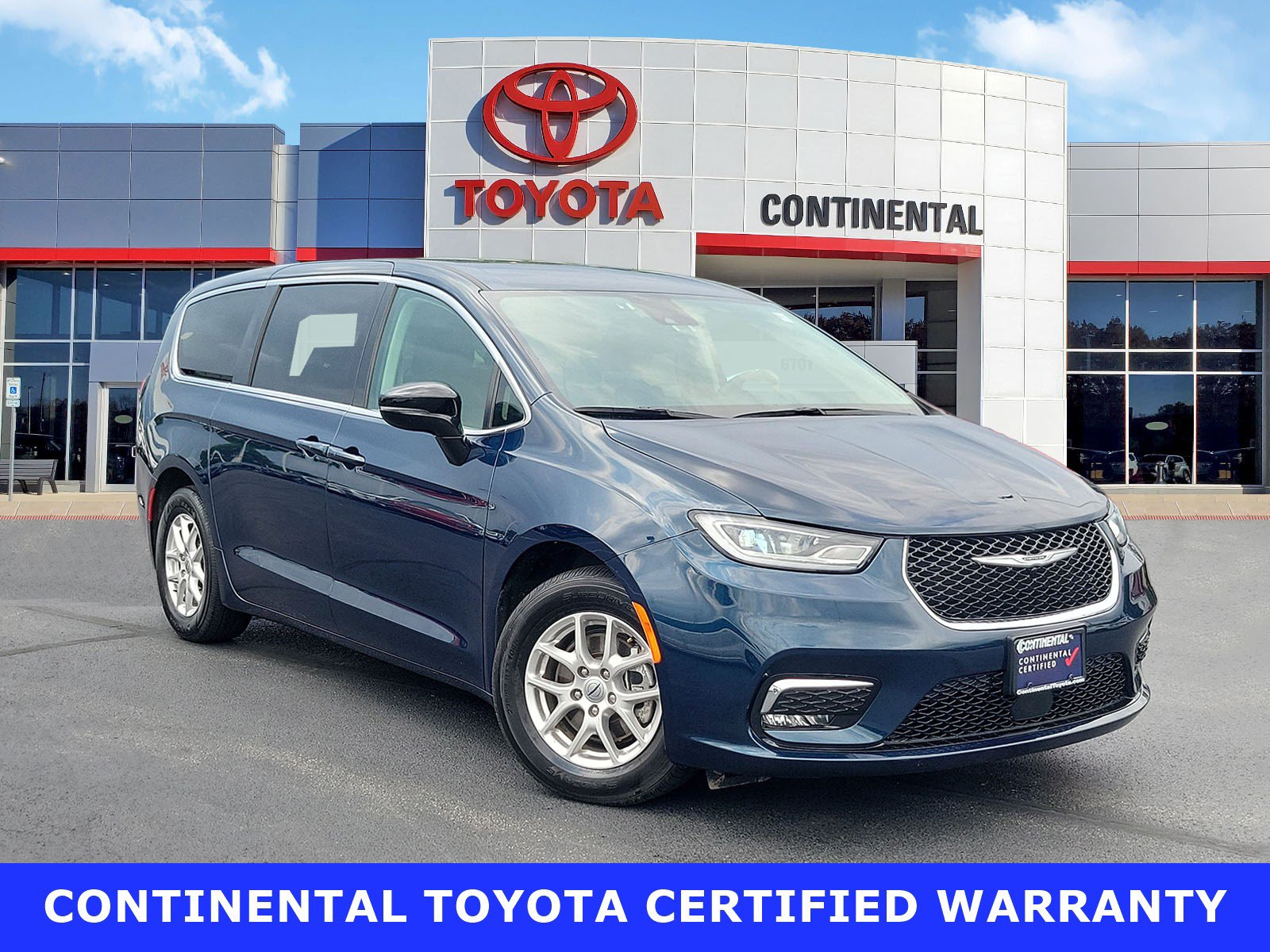 Used 2024 Chrysler Pacifica Touring-L FWD image 1